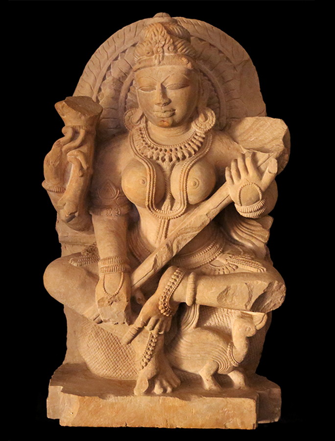 再入荷好評10世紀後期 チャンデラ様式 サラスヴァティー 弁財天 硬い砂岩石 仏像