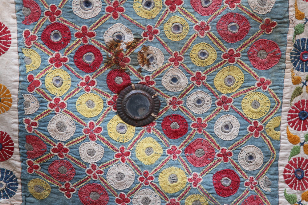 売場インド 壁飾り 木綿刺繍と金属とガラス鏡 グジャラ地方 19世紀終 その他