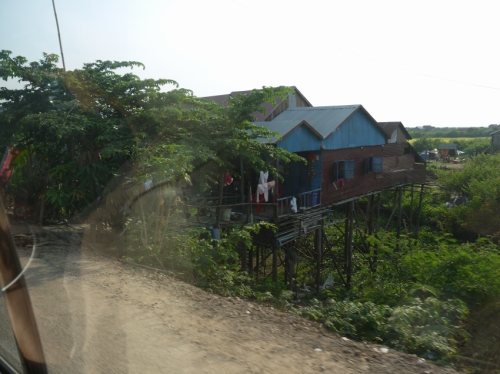 トレンサップのカンボジア人住居。